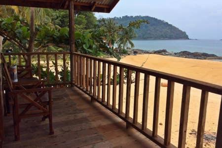 Beachfront Hut Downstairs Astra - Beach Shack Chalet Kampong Juara 外观 照片