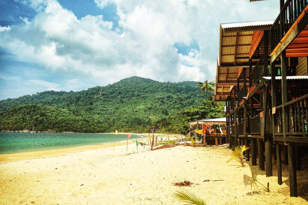 Beachfront Hut Downstairs Astra - Beach Shack Chalet Kampong Juara 外观 照片